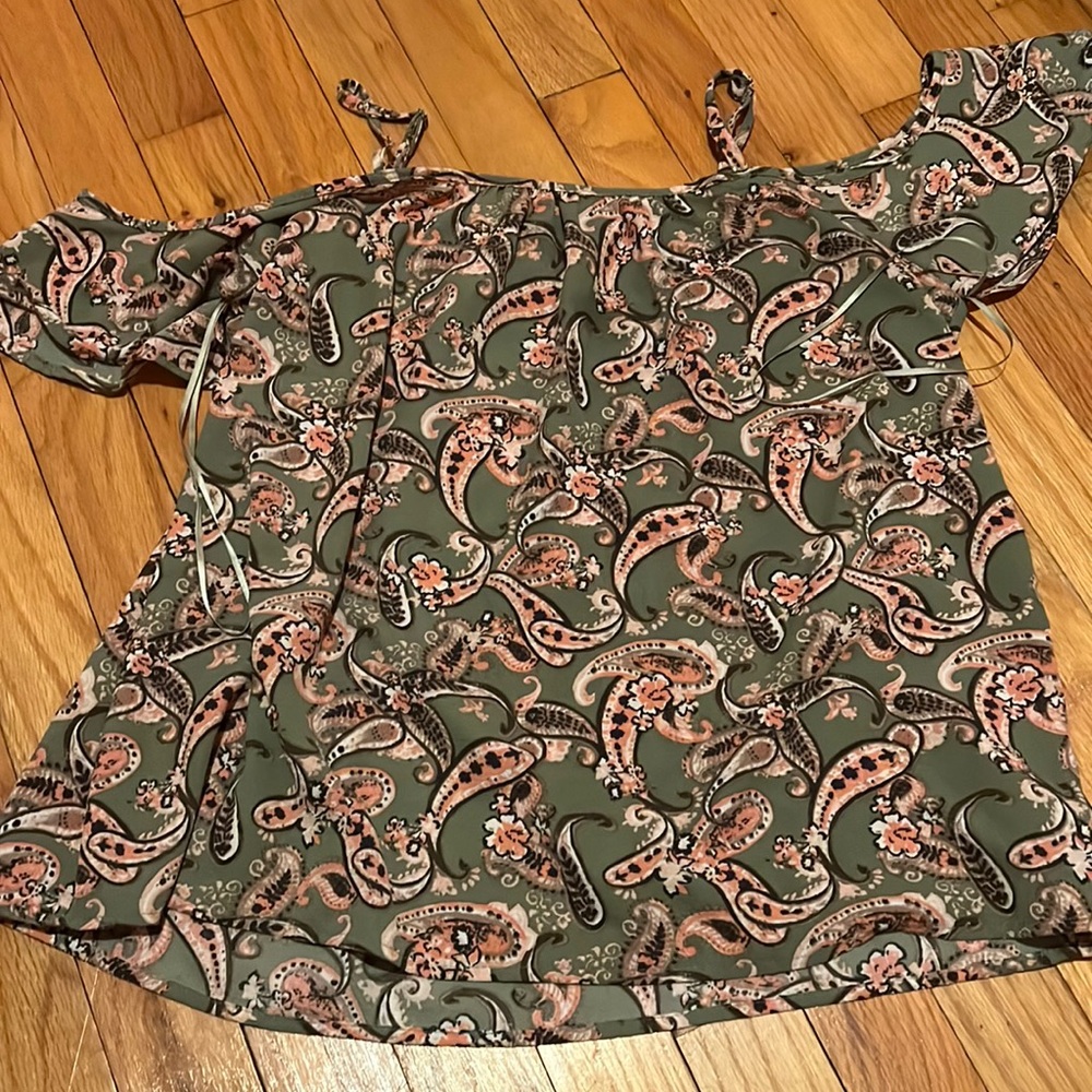 Spaghetti, off the shoulder top In great condition:)